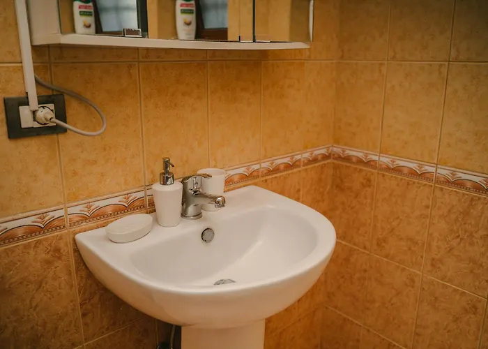 Peaceful In New Bazaar 地拉那